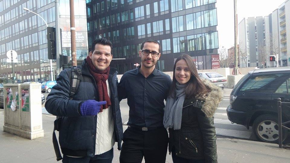 Marko (ao centro) localizou os brasileiros e devolveu o celular que eles haviam perdido, com as fotos da lua de mel | Facebook