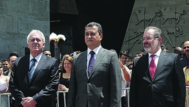 Ano de aperto na Bahia- O governador da Bahia, Rui Costa (PT, ao centro), afirmou na cerimônia de posse de ontem que 2015 será de