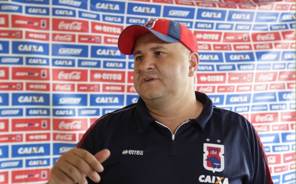Luciano Gusso aposta na experiência de quem já estava no elenco para o Paraná alcançar seus objetivos em 2015 | Daniel Castellano / Gazeta do Povo