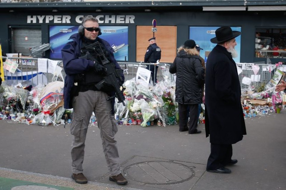 Policial faz a segurança em supermercado atacado há duas semanas em Paris | Charles Platiau/Reuters