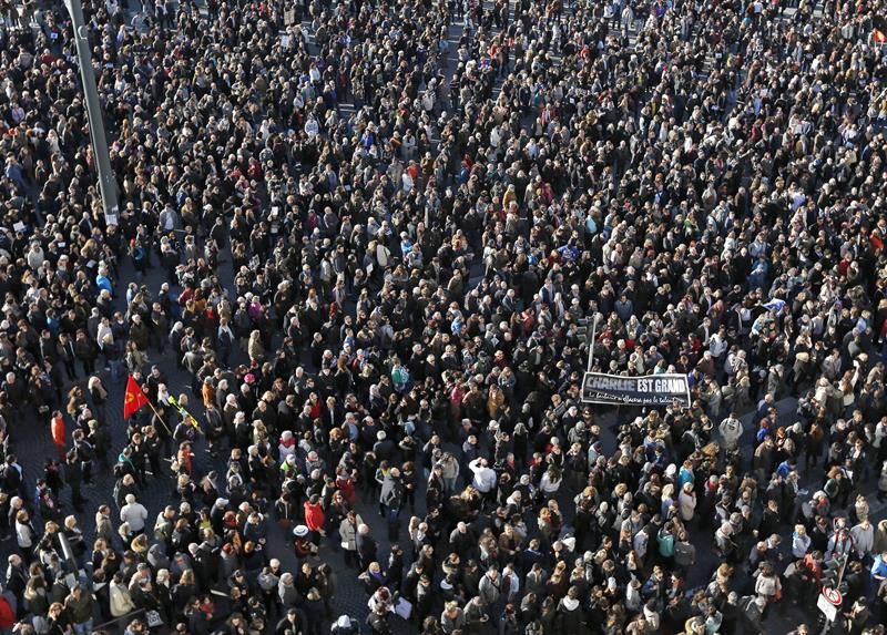 Manifestações silenciosas na França por Charlie Hebdo reúnem 200 mil pessoas | EFE/EPA/SEBASTIEN NOGIER