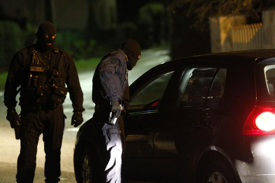 Policiais fazem um cerco nas estradas e ruas próximas da cidade de Villers-Cotterêts, ao Nordeste de Paris na busca pelos suspeitos do atentado ao periódico Charlie Hebdo | Yoan Valat / EFE