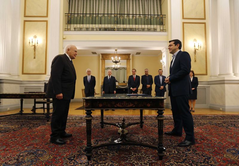 Alexis Tsipras (à direita) se encontra com o presidente Karolos Papoulias | Yannis Behrakis/Reuters