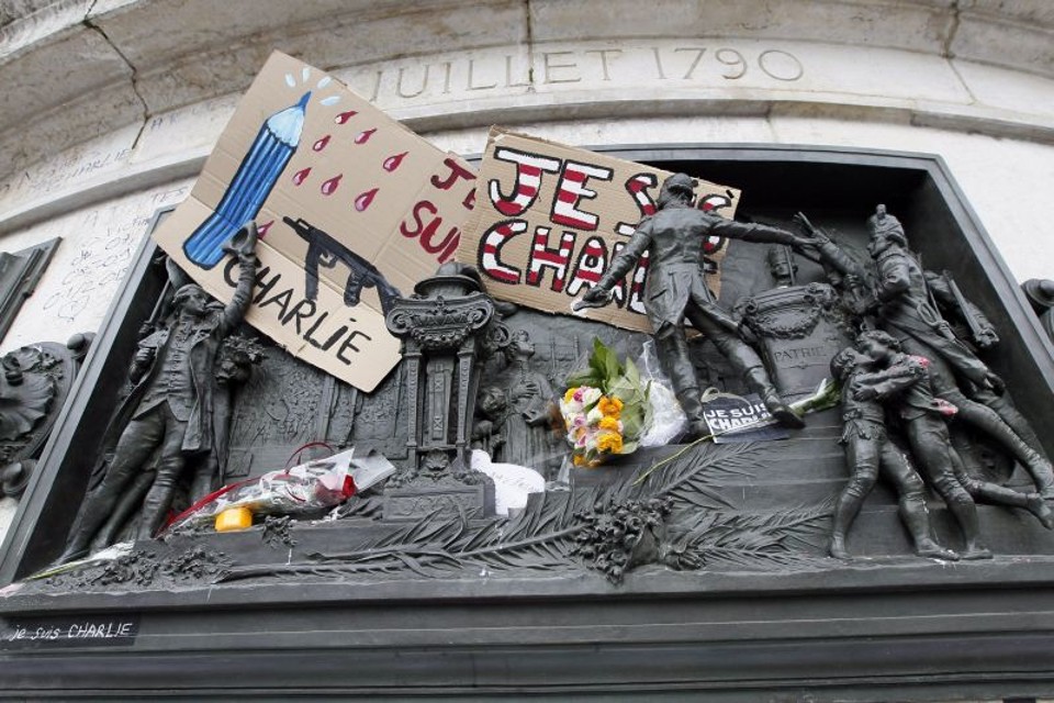 Homenagem de cartunista francês às vítimas do atentado de quarta-feira passada (10) | REUTERS/Youssef Boudlal