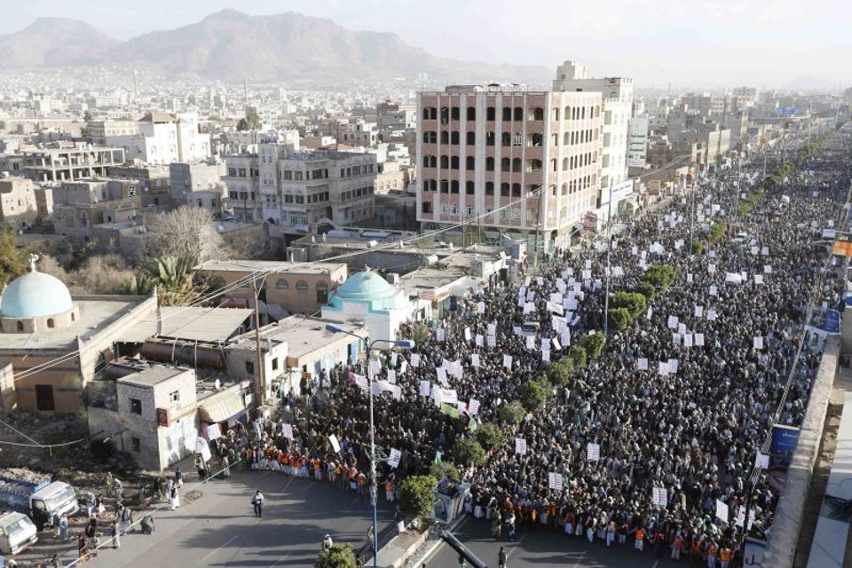 Milhares de iemenitas marcham pelas ruas de Sanaa em apoio à queda do governo | Khaled Abdullah/Reuters