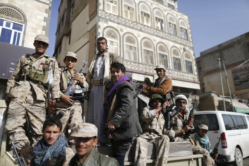 Rebeldes Houthi patrulham as ruas de Sanaa, capital do Iêmen | Khaled Abdullah/Reuters