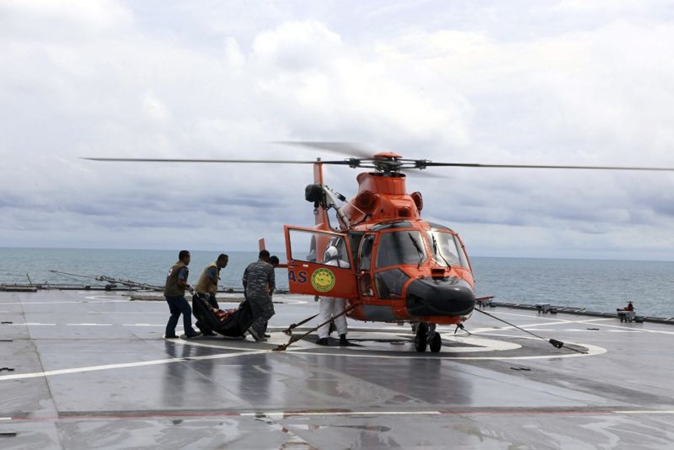 Equipes de resgate transportam corpo de vítima da queda do voo da AirAsia | Efe