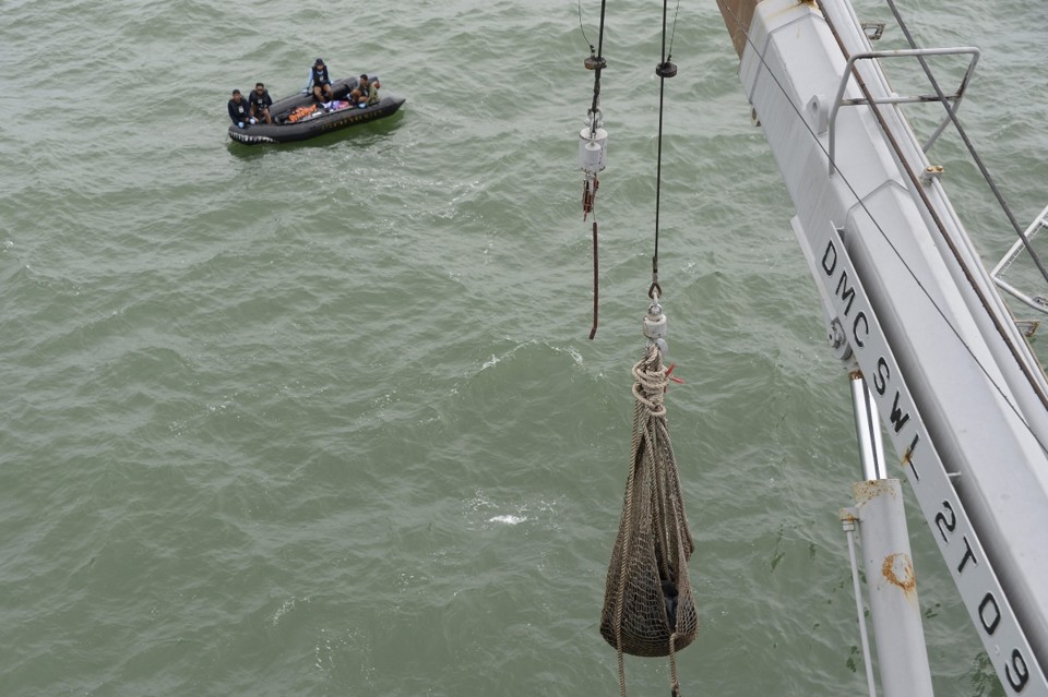 Mergulhadores da marinha da Indonésia trabalham na localização dos destroços do avião da AirAsia | Reuters/Adek Berry/Compartilhamento