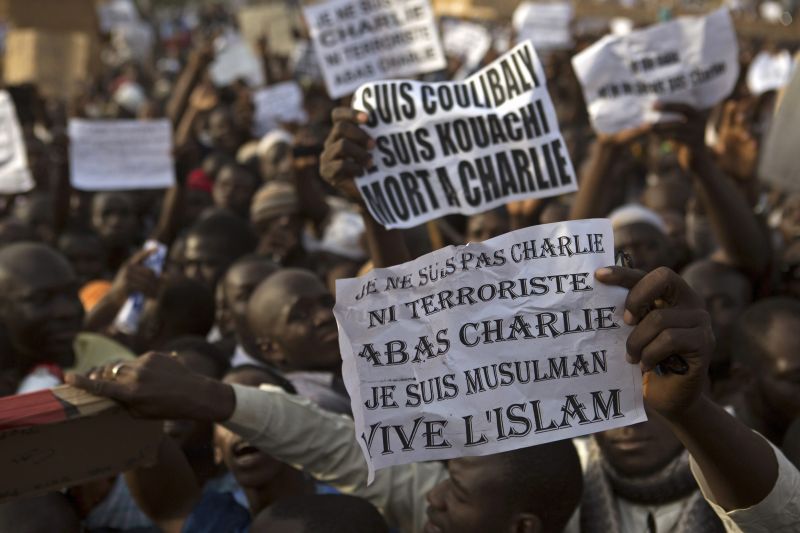 Manifestantes em ato no Mali seguram cartaz que diz: "Não sou Charlie nem terrorista. Pelo fim do Charlie. Sou muçulmano. Longa vida ao Islã" | Joe Penney/Reuters
