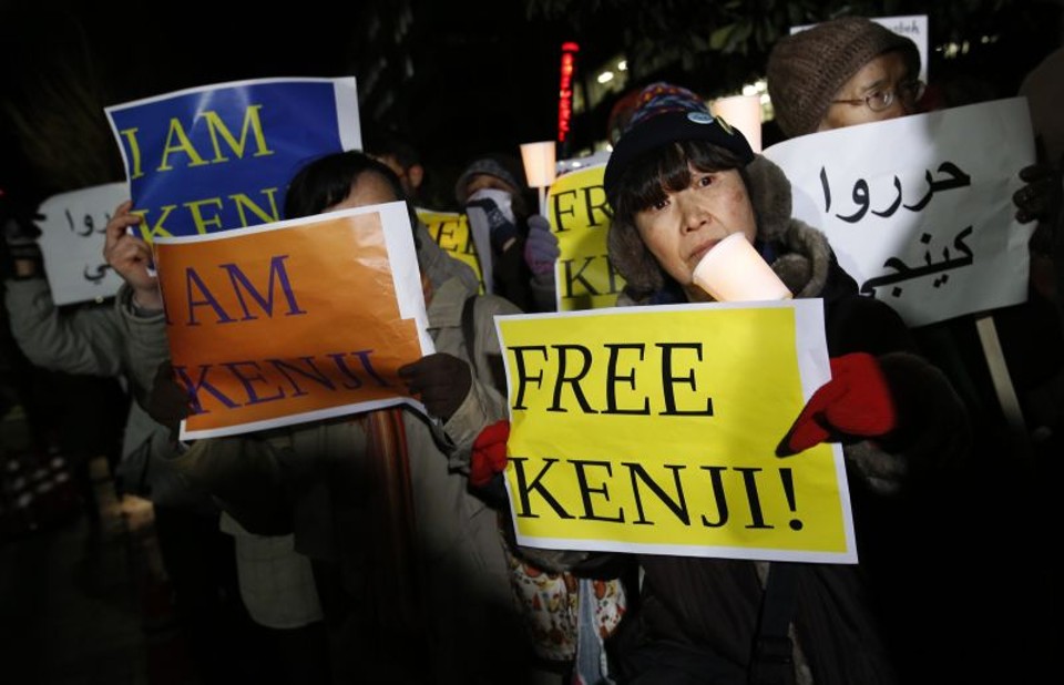 Japoneses seguram cartazes pedindo a libertação do jornalista Kenji Goto | Toru Hanai/Reuters