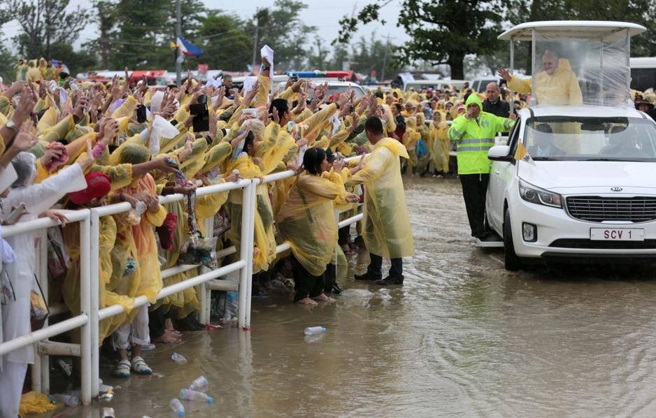 O papa Francisco pediu à multidão que respeitasse um momento de silêncio e agradeceu àqueles que ajudaram nos esforços de resgate | EFE