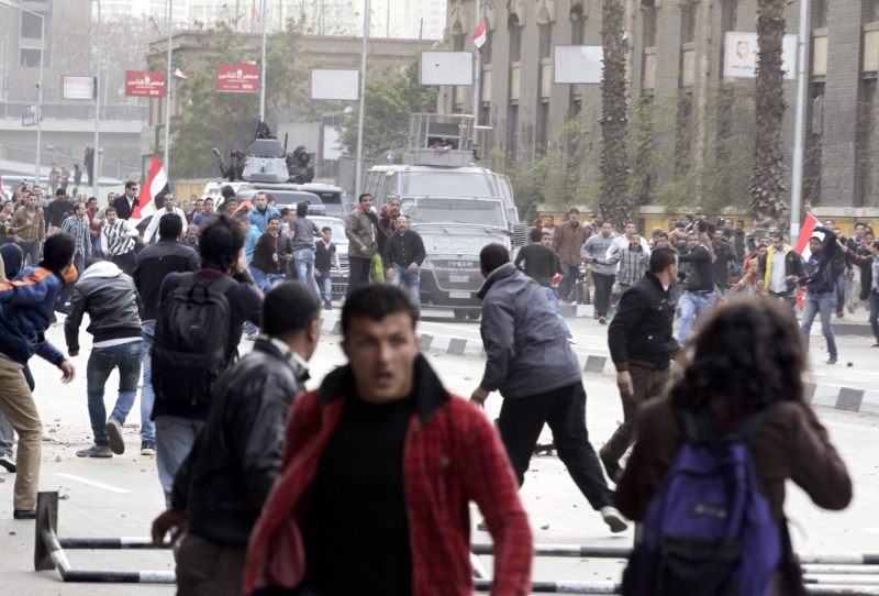 Manifestantes antigoverno enfrentam a polícia nas proximidades da Praça Tahrir, no Cairo | Khaled Elfioi/Efe