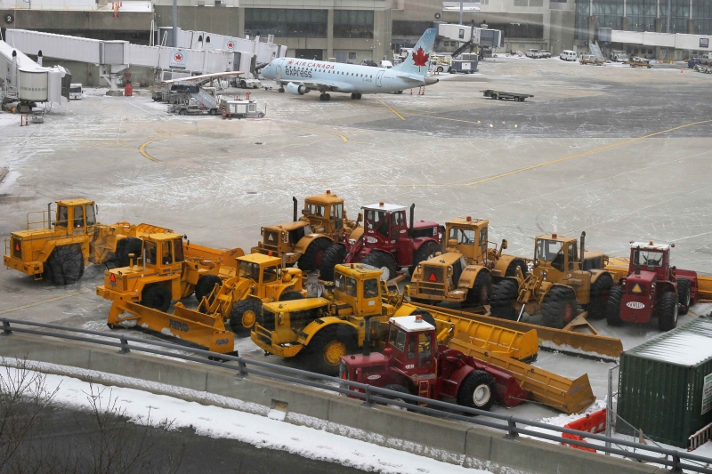 Máquinas de remoção de neve foram posicionadas ontem na pista do aeroporto de Boston | Brian Snyder/Reuters