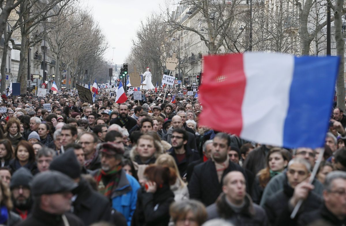 Multidão protesta contra os ataques terroristas da última semana, os mais mortais em décadas na França | EFE/EPA/IAN LANGSDON