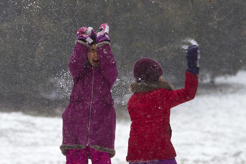 Crianças brincam em meio à neve no Central Park, em Nova York | Carlo Allegri/Reuters