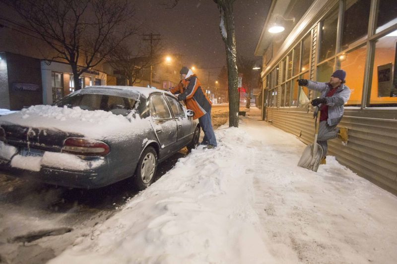 Morador de New Haven, no estado de Connecticut, retira a neve do carro | Michelle McLoughlin/Reuters