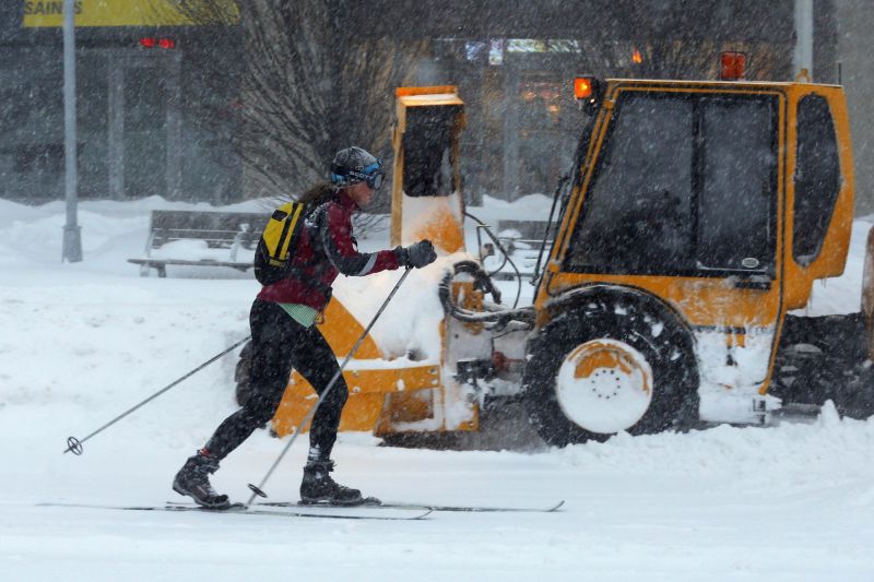 Mulher usa esquis para atravessar rodovia em Cambridge, Massachusetts | Brian Snyder/Reuters