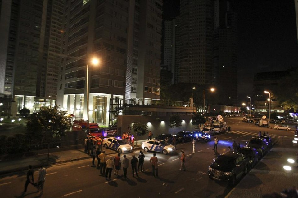 Autópsia confirma que Alberto Nisman morreu com um tiro na cabeça em Buenos Aires. Na imagem, a movimentação policial em frente ao prédio em que o promotor foi encontrado morte nessa segunda (19) | David Fernandez / EFE