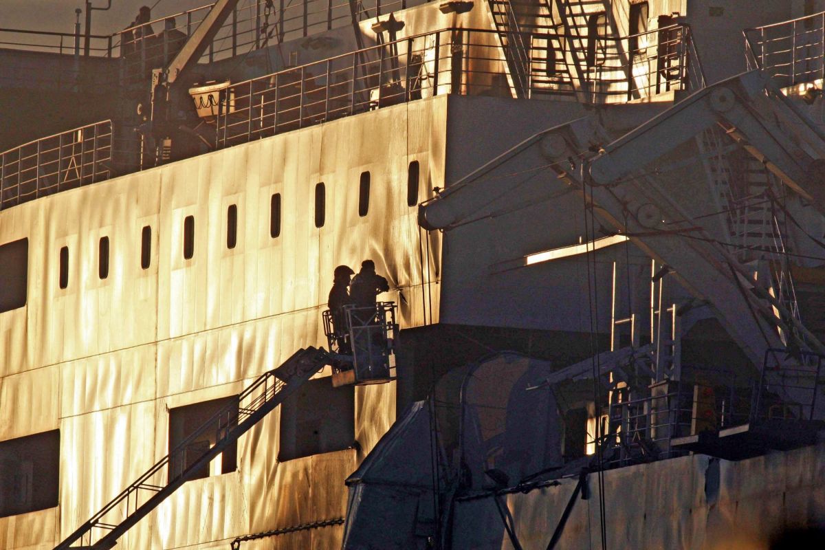 A embarcação muito danificada foi rebocada por 17 horas no Mar Adriático agitado | BIAGIO CLAUDIO LONGO / EFE