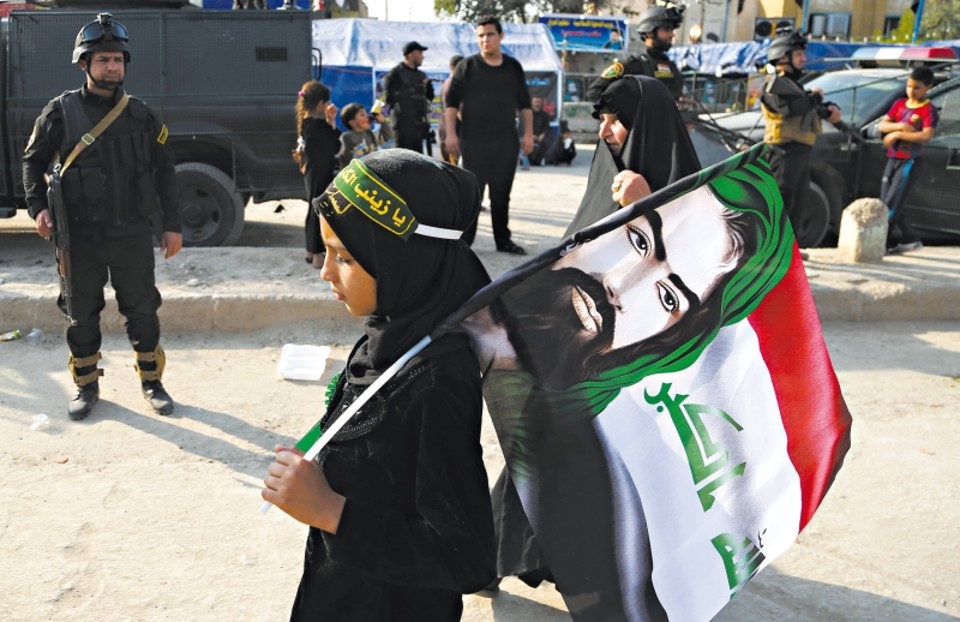 Iraquianos ignoram ordem de hastear a bandeira nacional, optando por símbolos da religião ou etnia | Karim Kadim/Associated Press
