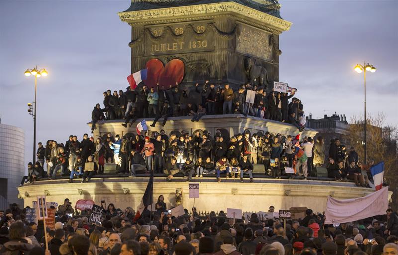 Manifestantes subiram nos monumentos na Praça da Bastilha | EFE/EPA/IAN LANGSDON