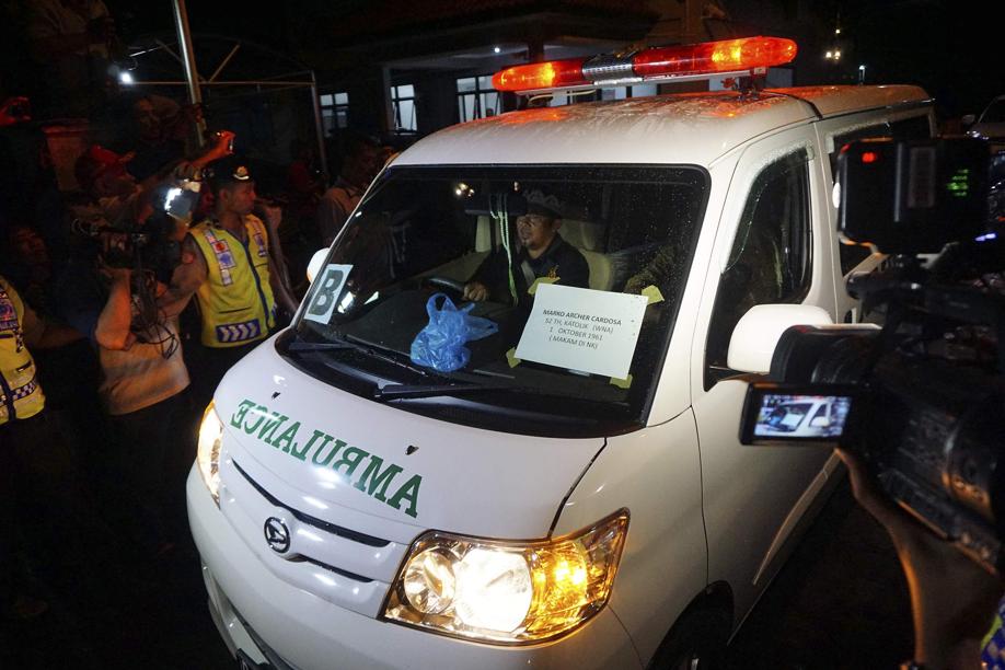Ambulância leva corpo do brasileiro Marco Archer, executado pelo governo da Indonésia | Antara Foto / Reuters