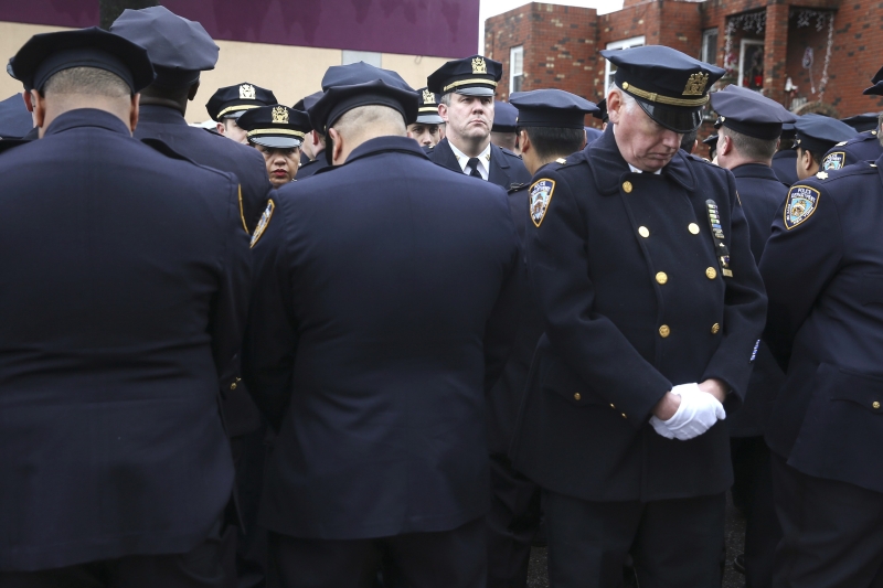 Sindicatos de polícia de Nova York acusam o prefeito Bill de Blasio de criar um clima antipolícia ao apoiar manifestantes | Shnnon Stapleton/Reuters