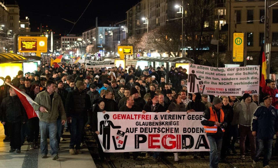 O protesto do grupo Patriotas Europeus contra a Islamização do Ocidente ocorreu apesar das condenações da chanceler Angela Merkel e de outros políticos alemães | EFE/ARNO BURGI