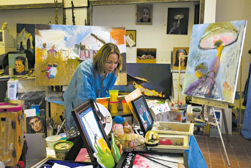 A neurocirurgiã Kathryn Ko encontra inspiração para suas pinturas nas cirurgias que realiza | Dave Sanders para The New York Times