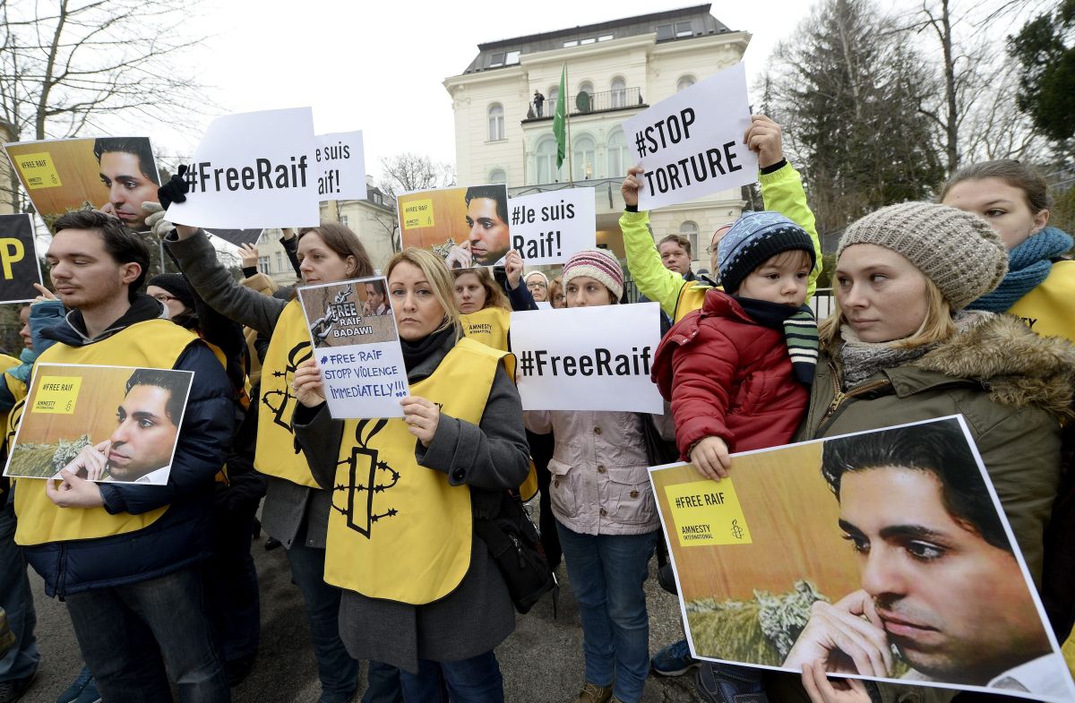 Várias pessoas protestaram em Viena, em frente à embaixada da Arábia Saudita, contra a pena imposta ao blogueiro | ROLAND SCHLAGER / EFE