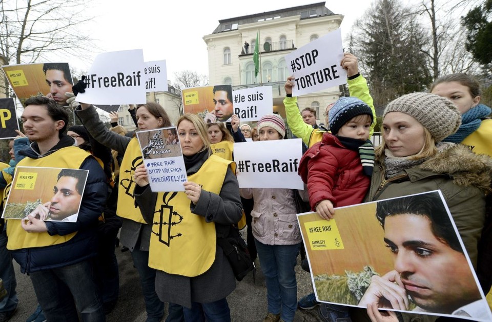 Várias pessoas protestaram em Viena, em frente à embaixada da Arábia Saudita, contra a pena imposta ao blogueiro | ROLAND SCHLAGER / EFE