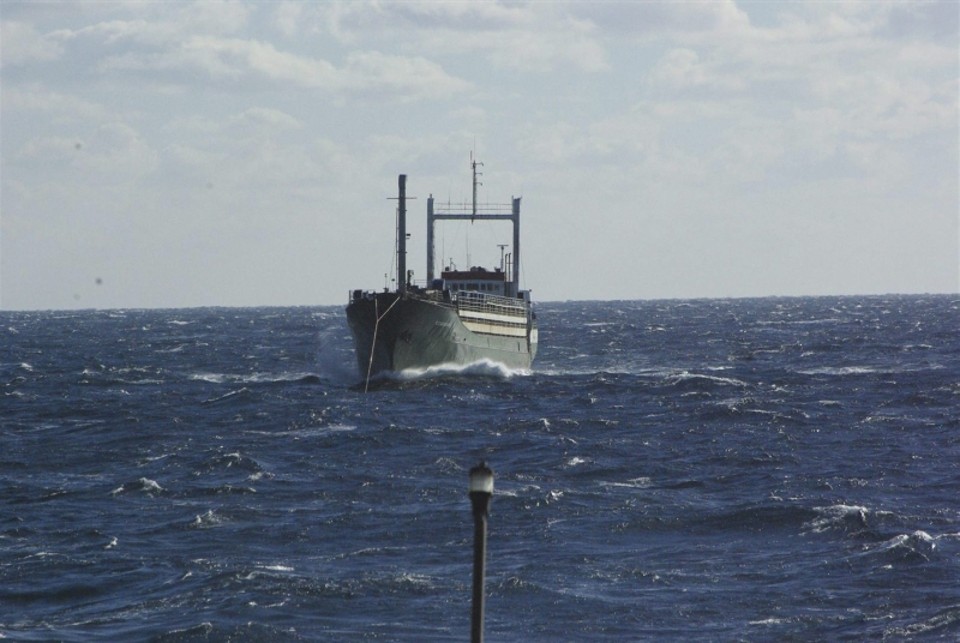 Imagem do cargueiro encontrado à deriva: ação pode ser nova tática de traficantes de pessoas | Icelandic Coast Guard/Handout/Efe