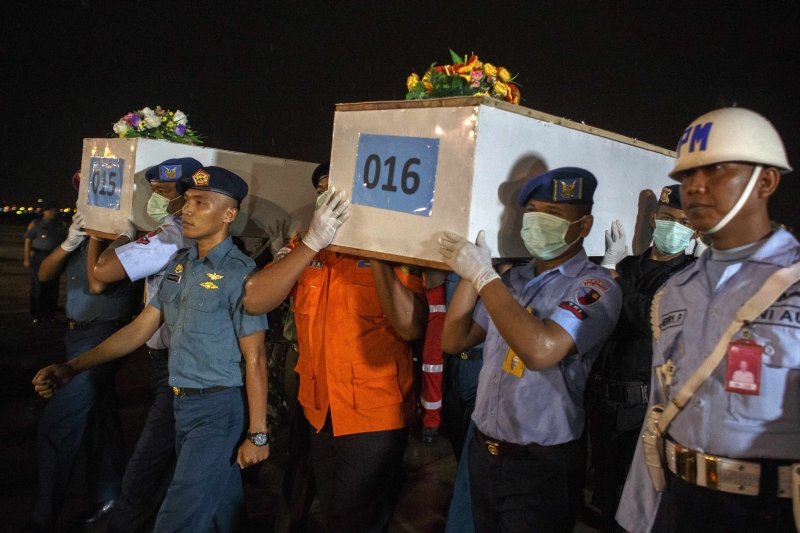 Militares carregam caixões: 30 corpos resgatados até o momento | Athit Perawongmetha/Reuters