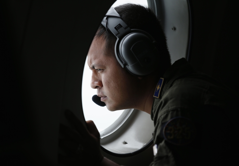 Apesar do mau tempo, equipes de resgate continuam procurando por mais vítimas e caixas-pretas do avião da AirAsia | Darren Whiteside/Reuters