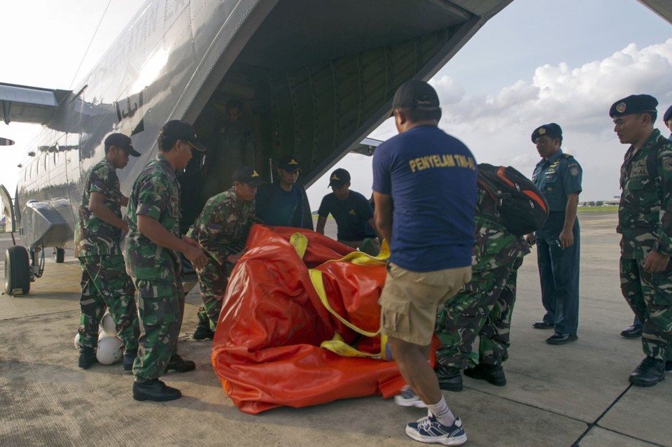 Equipes de resgate trabalham para recuperar os destroços do avião | REUTERS/Sigit Pamungkas