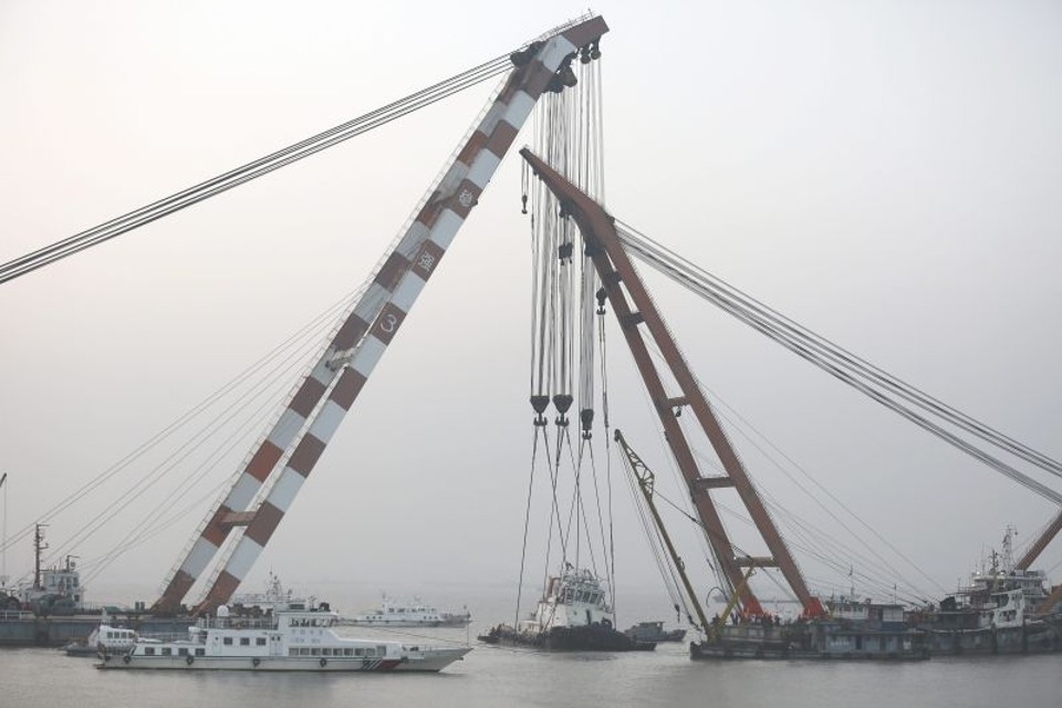 Equipe de resgate chinesa opera guindaste no local onde o barco afundou, no rio Yangtze | EFE / EPA / WU HONG