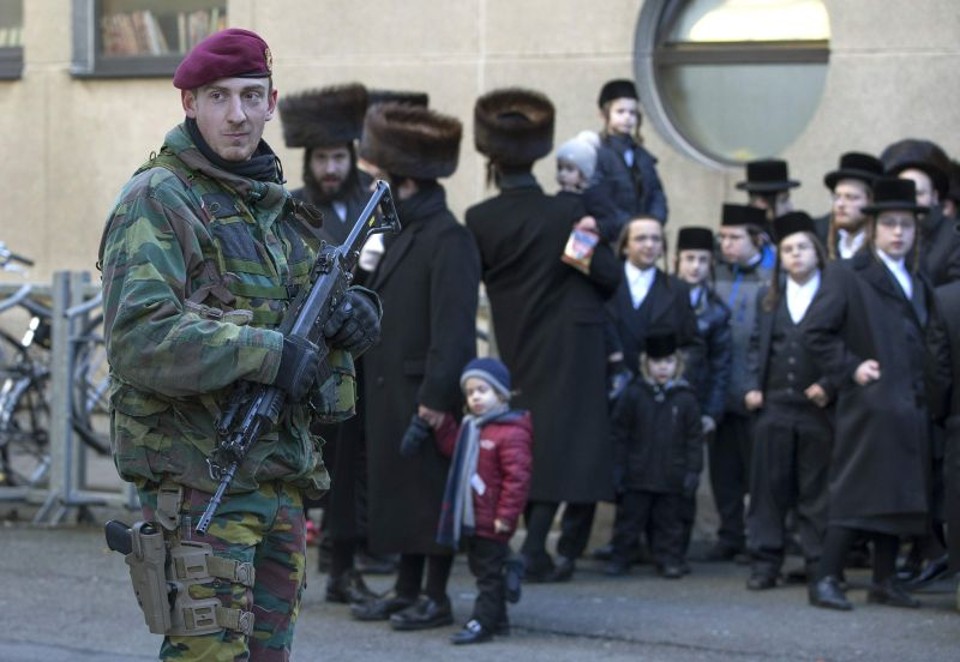 Soldado belga aguarda em frente a uma escola judaica na cidade de Antuérpia neste sábado | REUTERS/Yves Herman