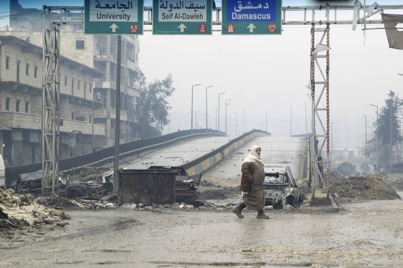Rua de Aleppo, na Síria, é bloqueada devido a bombardeios | Jalal Al-Mamo/Reuters