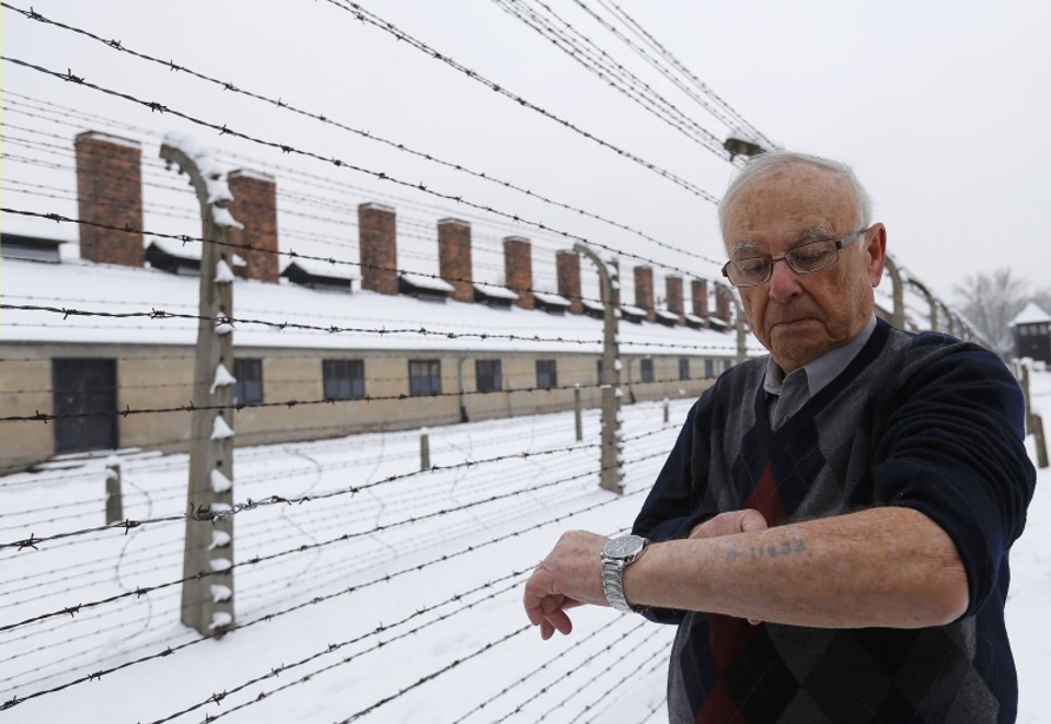 O sobrevivente Jack Rosenthal mostra na pele o número que o indentificava no campo de Auschwitz | Laszlo Balogh/Reuters