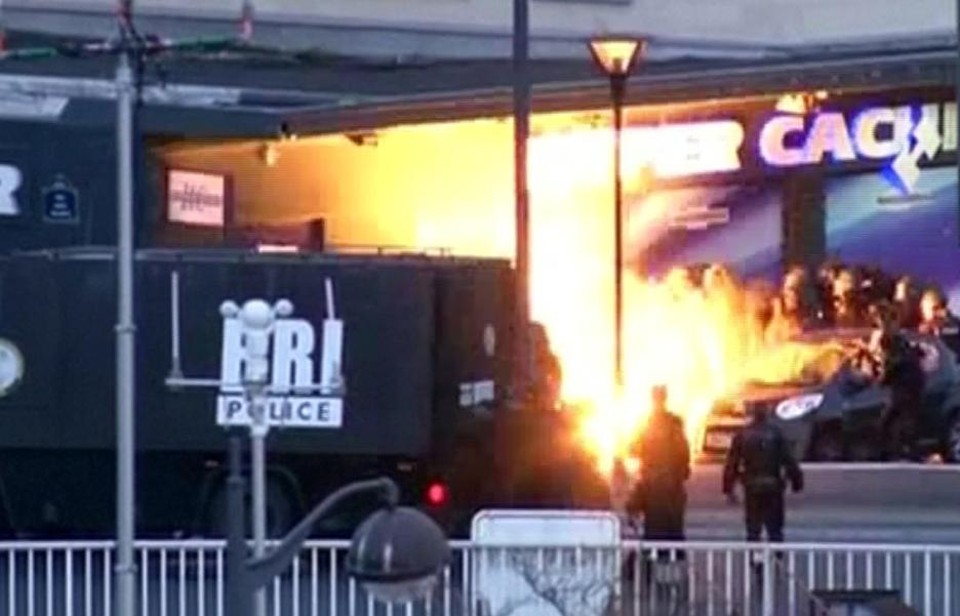 Momento em que acontece uma explosão durante a invasão de forças policiais francesas ao supermercado Hyper Cacher, em Paris, onde Amedy Coulibaly fazia cinco reféns | Reuters TV