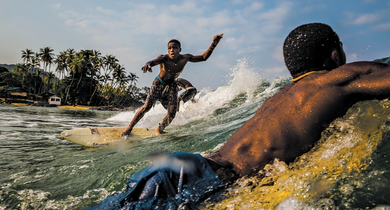 Em Serra Leoa, país castigado pelo ebola, os membros do Clube de Surfe mostram determinação e paixão pelo esporte | Daniel Berehulak para The New York Times