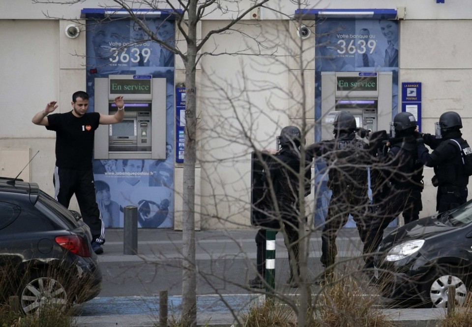 Suspeito de participar de sequestro a uma agência dos correios no norte de Paris no momento em que foi detido pela polícia francesa | Philippe Wojazer/Reuters