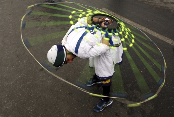 Indiano faz uma demonstração de Gatka, uma forma tradicional de artes marciais, durante uma procissão religiosa | EFE/Jaipal Singh