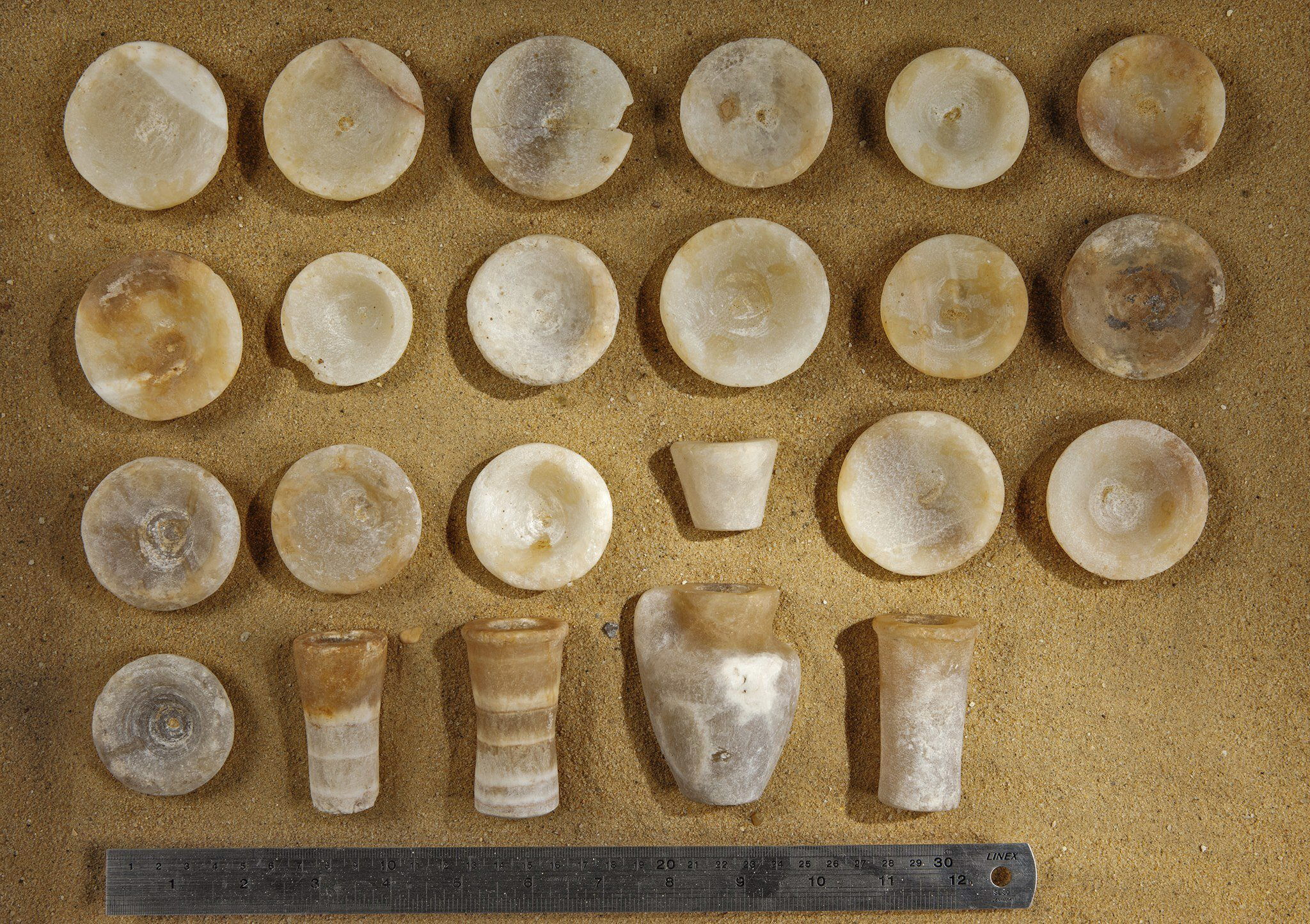 Foram encontradas estatuetas e utensílios de calcário e cobre que faziam parte do mobiliário funerário da rainha | EFE