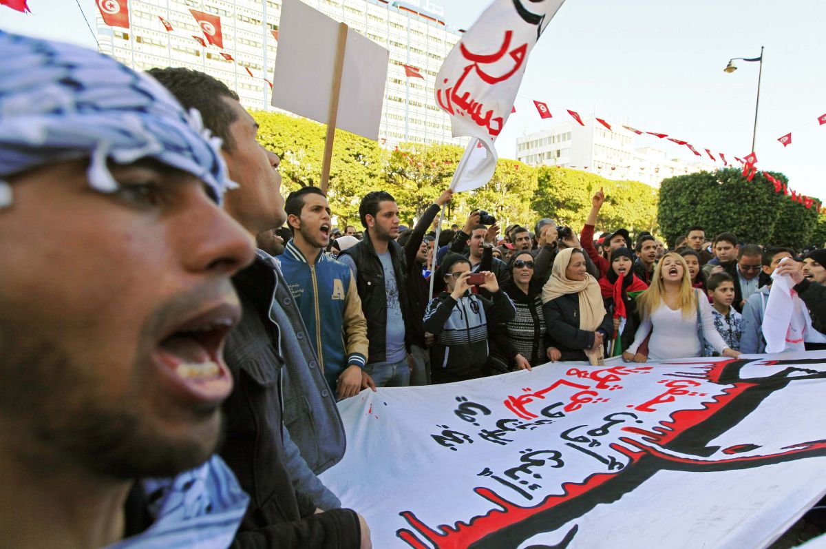Capa do Charlie Hebdo com Maomé chorando provocou protestos em várias comunidades muçulmanas. Na foto, uma manifestação na Tunísia | ANIS MILI / Reuters