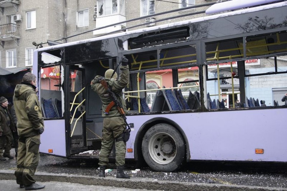 Militares observam veículo atingido por projétil em Donetsk | Alexander Ermochenko/Efe