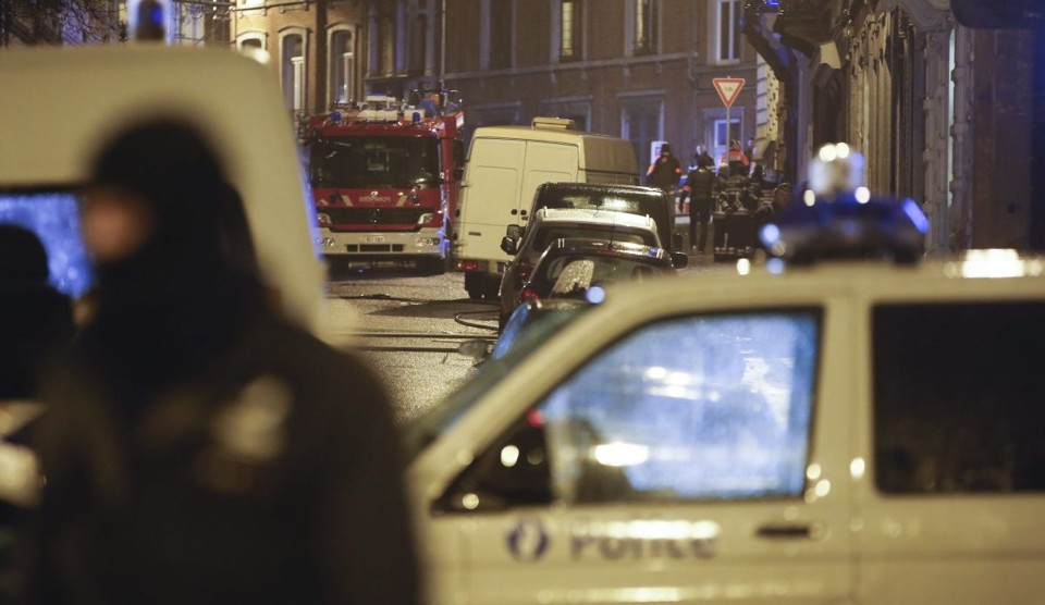 Policiais vasculham o local da ação contra terroristas | OLIVIER HOSLET / EFE