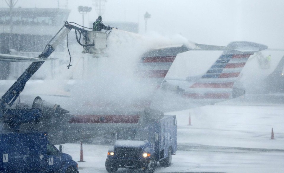 A maioria das companhias aéreas permite aos clientes cujos voos foram cancelados nos próximos dias que agendem novas datas | SHANNON STAPLETON / Reuters