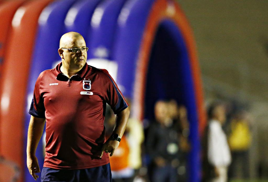 O técnico Luciano Gusso cobra mais regularidade do time dentro das partidas, mas mostra otimismo com a evolução do Tricolor. | Hugo Harada/Gazeta do Povo