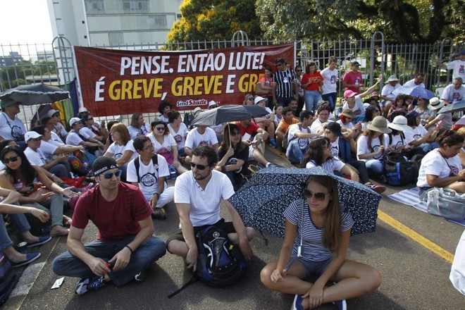 Servidores impediram a entrada dos deputados na Assembleia nesta quinta-feira (12) |